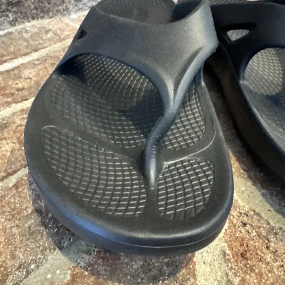Oofos Recovery Slip-On Sandal M8 W10 Black Flip Flops Gorpcore Athleisure Beach
